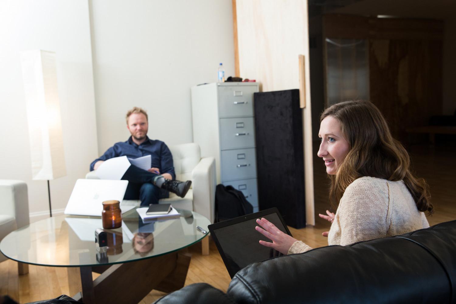 A BETVLCTOR伟德登录 student works with her boss and colleagues during an off-campus internship wit...