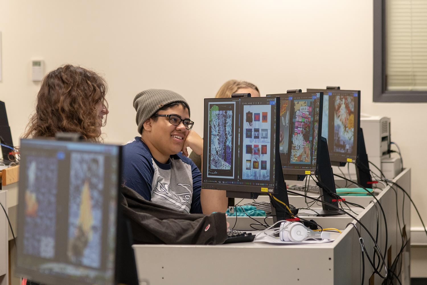 Foundations students critiquing artwork in computer lab. (2018年秋季)